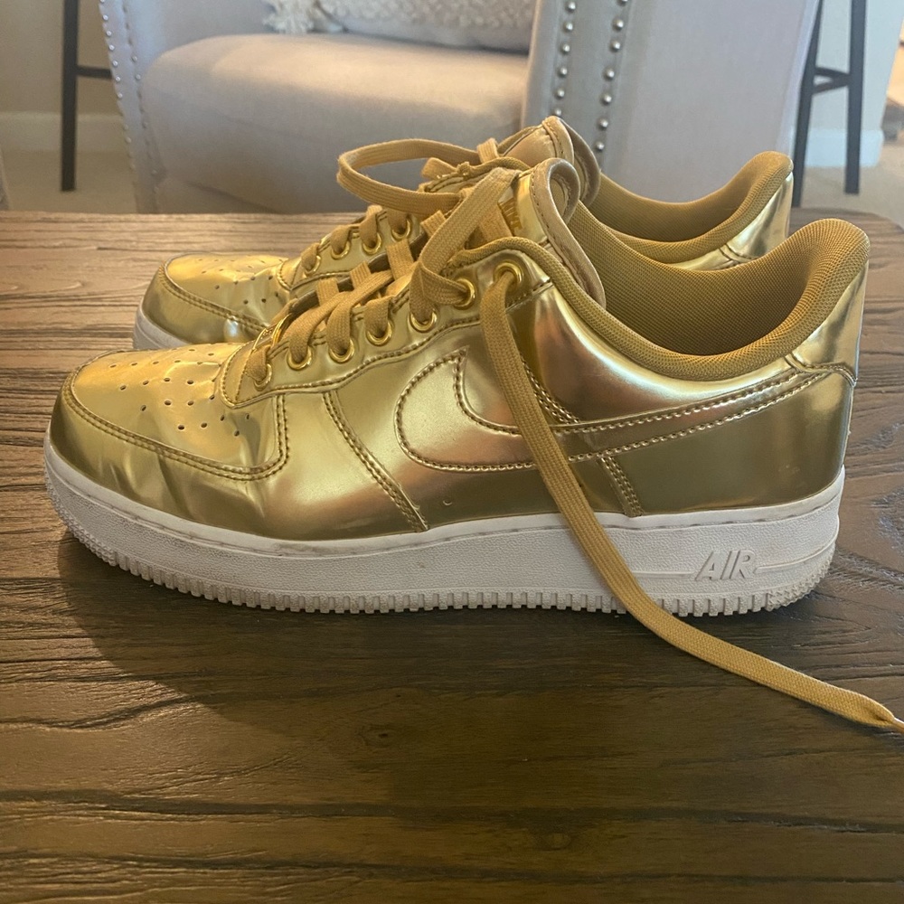 WM NIKE AIR FORCE 1 SP - METALLIC GOLD SIZE 9